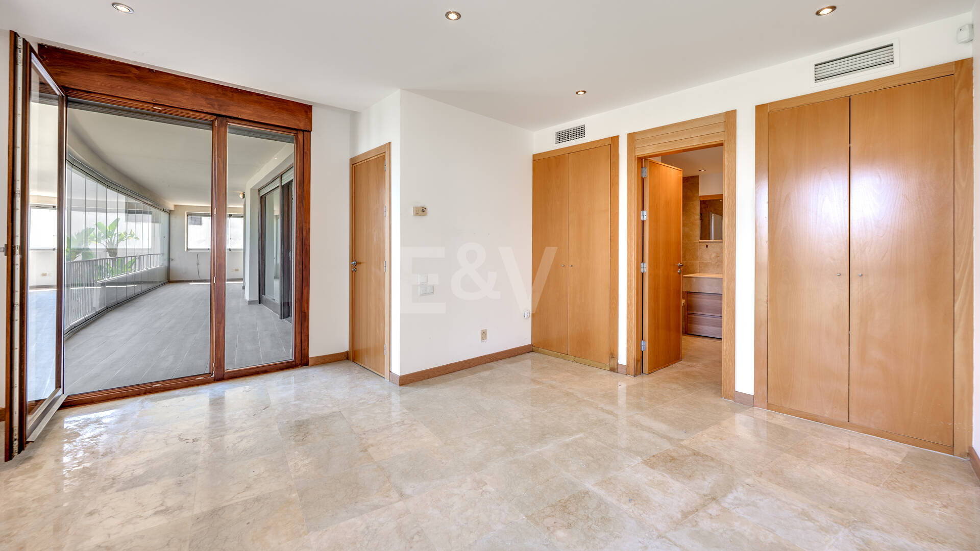 Spacious 3-Bedroom Apartment with Sea Views in Altos de Los Monteros, Marbella