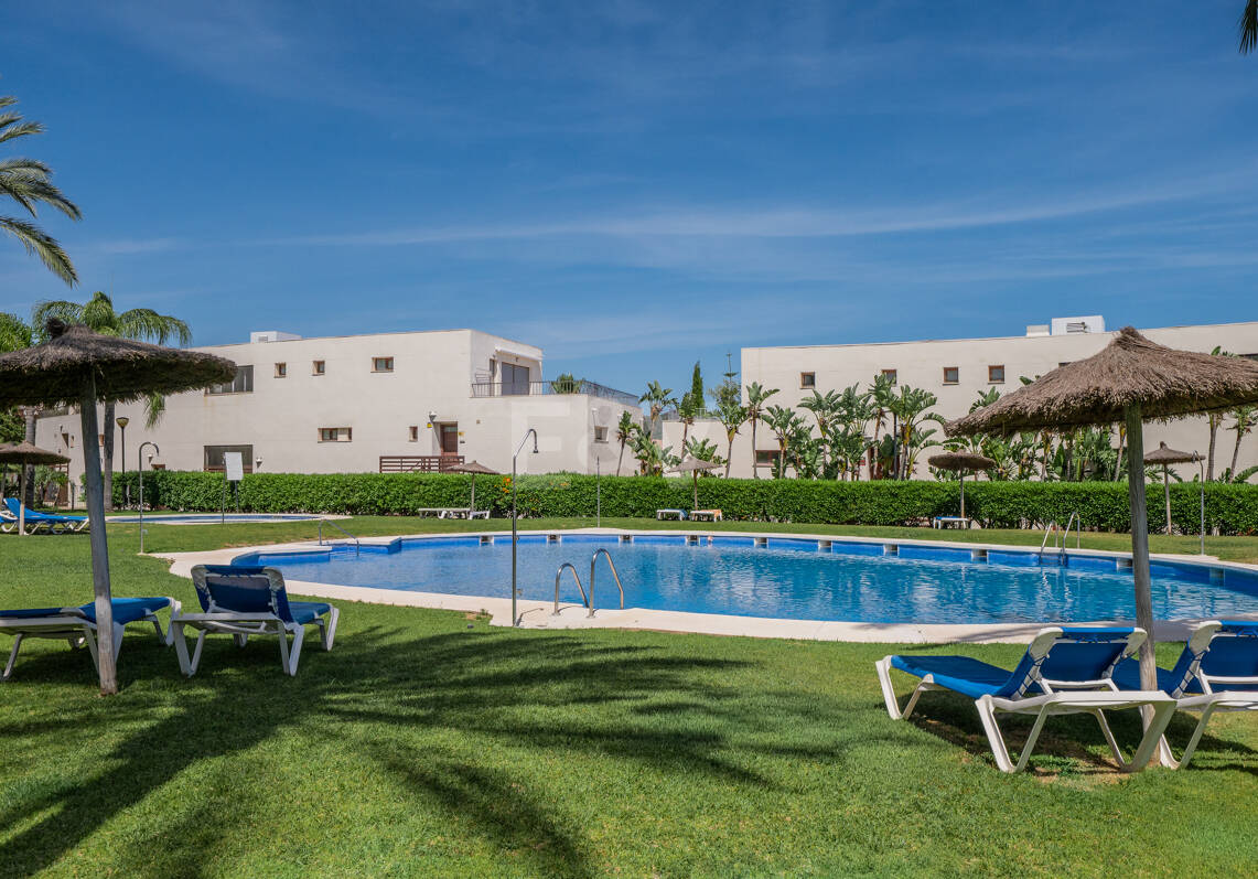 Rymlig 3 sovrum med havsutsikt i Altos de Los Monteros, Marbella