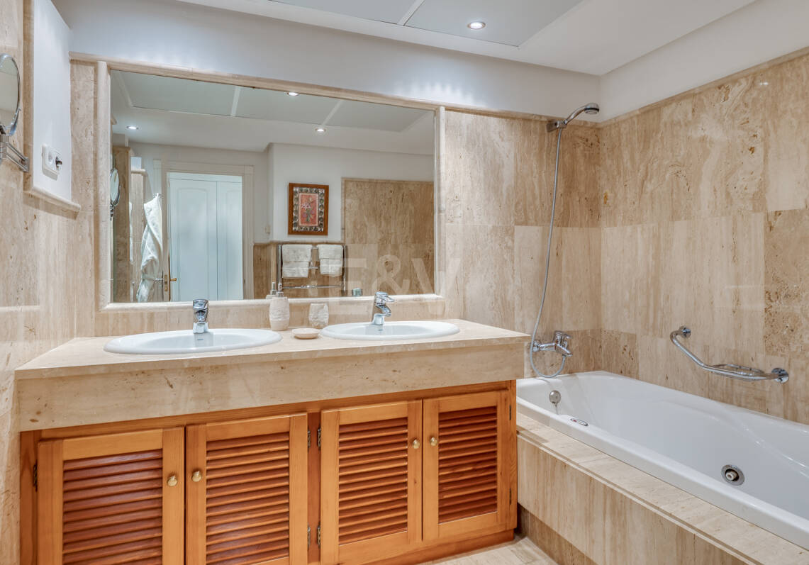 Apartamento con jardín en primera línea de playa en Los Monteros