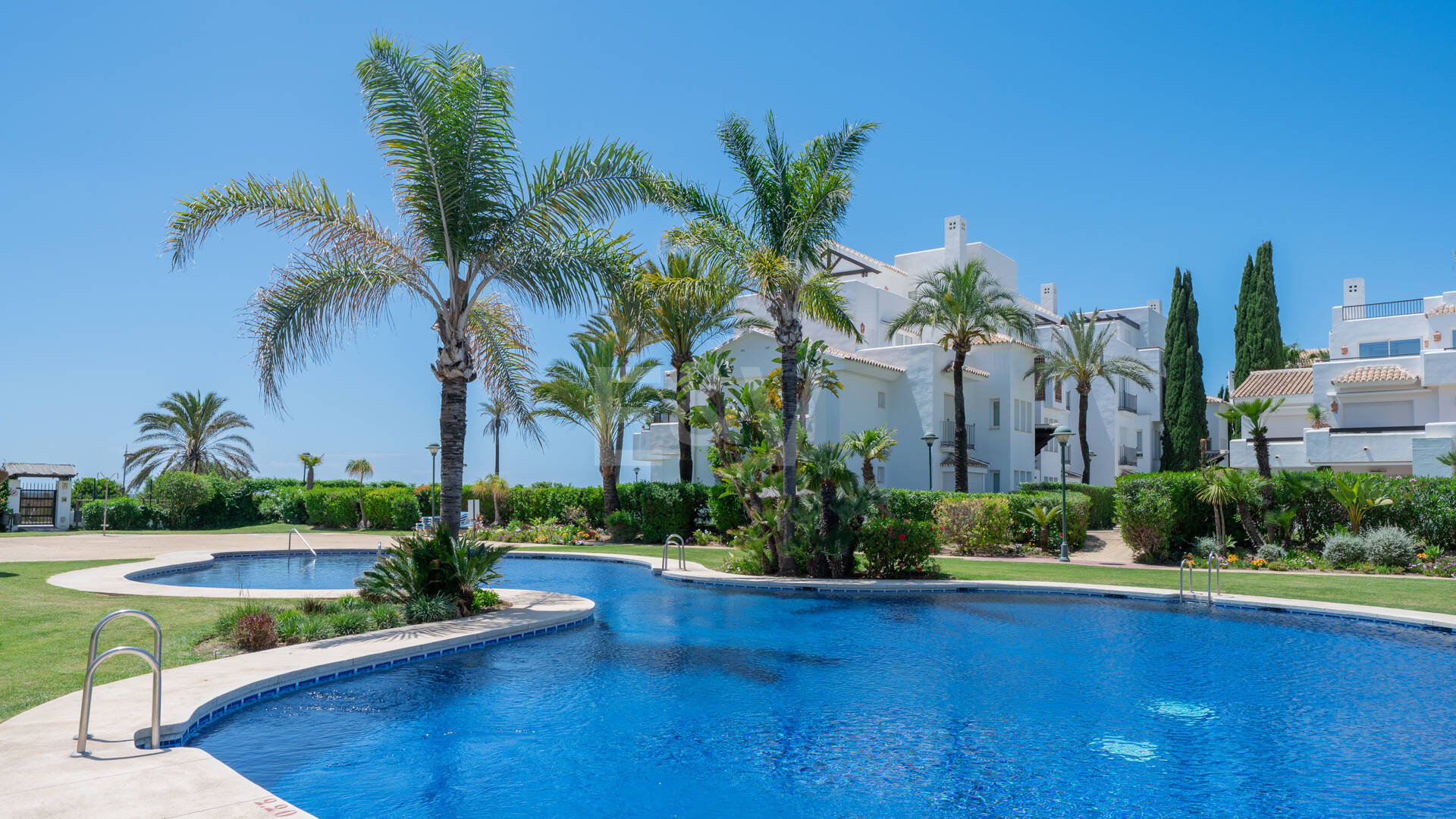 Gartenwohnung in erster Strandlinie in Los Monteros