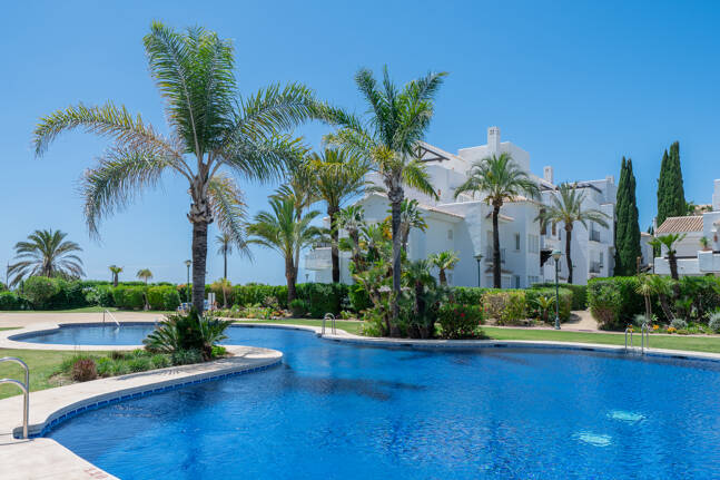 Gartenwohnung in erster Strandlinie in Los Monteros