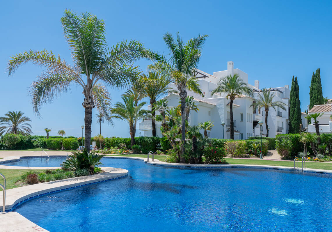 Apartamento con jardín en primera línea de playa en Los Monteros