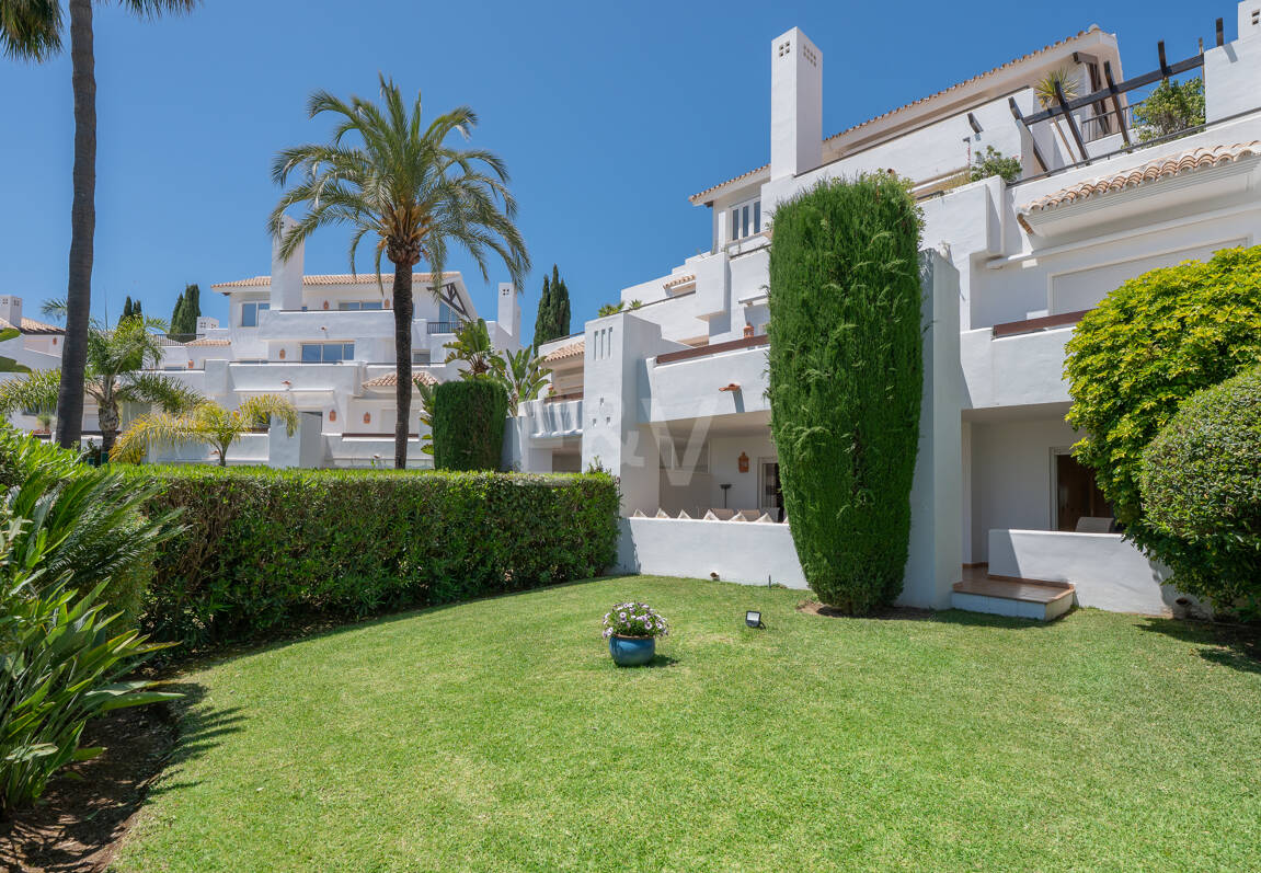 Gartenwohnung in erster Strandlinie in Los Monteros