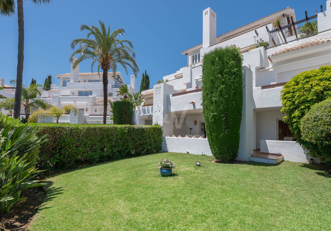 Apartamento con jardín en primera línea de playa en Los Monteros