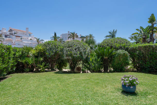 Gartenwohnung in erster Strandlinie in Los Monteros