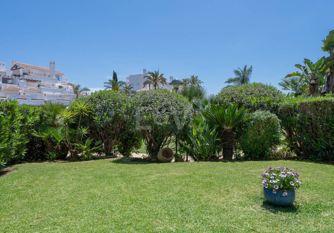 Apartamento con jardín en primera línea de playa en Los Monteros