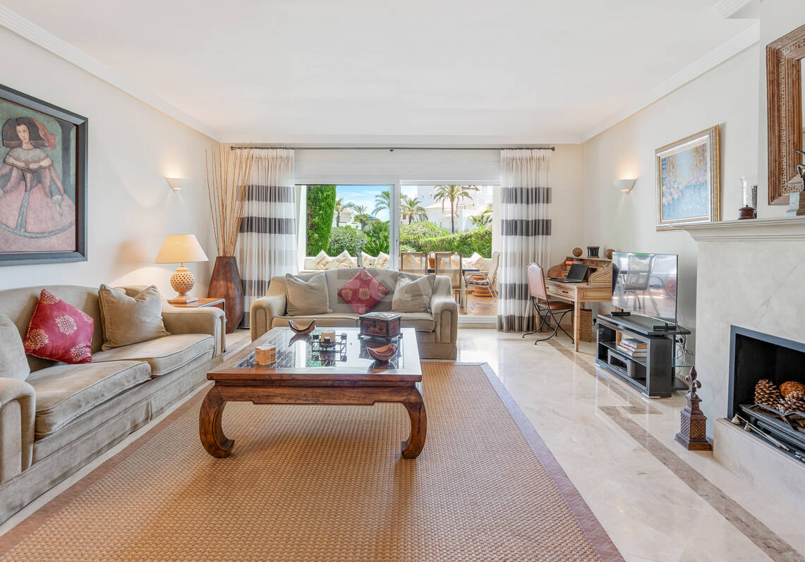 Apartamento con jardín en primera línea de playa en Los Monteros