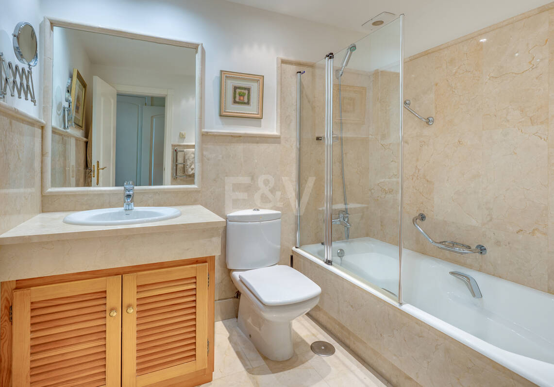Apartamento con jardín en primera línea de playa en Los Monteros