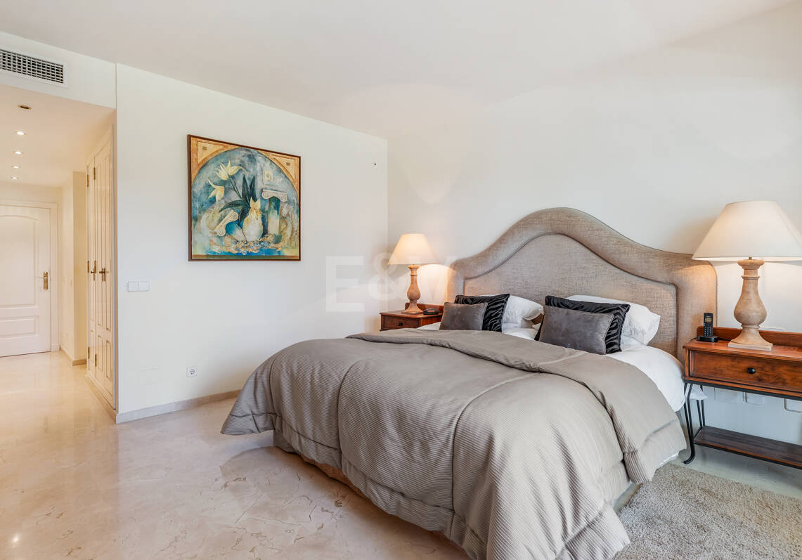 Apartamento con jardín en primera línea de playa en Los Monteros
