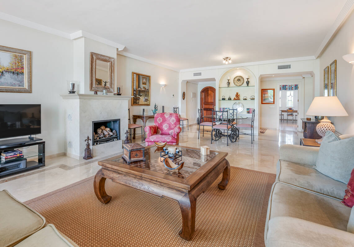Apartamento con jardín en primera línea de playa en Los Monteros