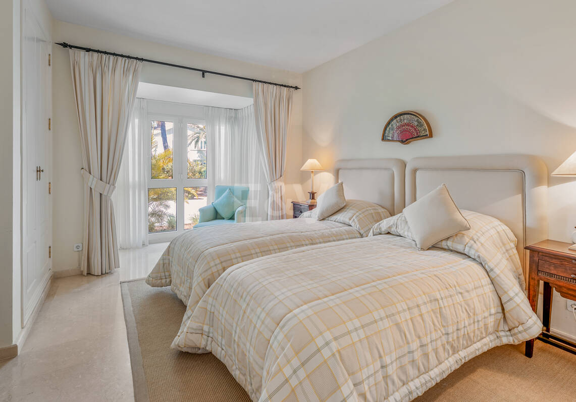 Apartamento con jardín en primera línea de playa en Los Monteros