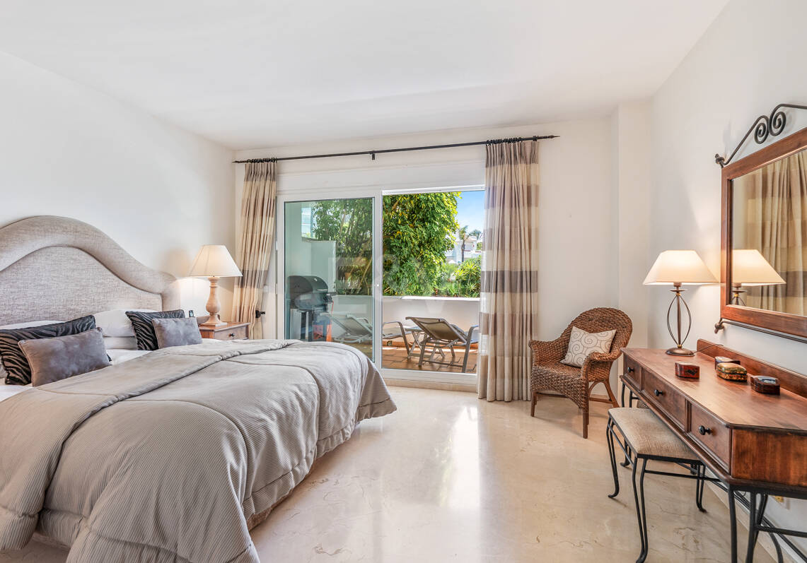 Apartamento con jardín en primera línea de playa en Los Monteros