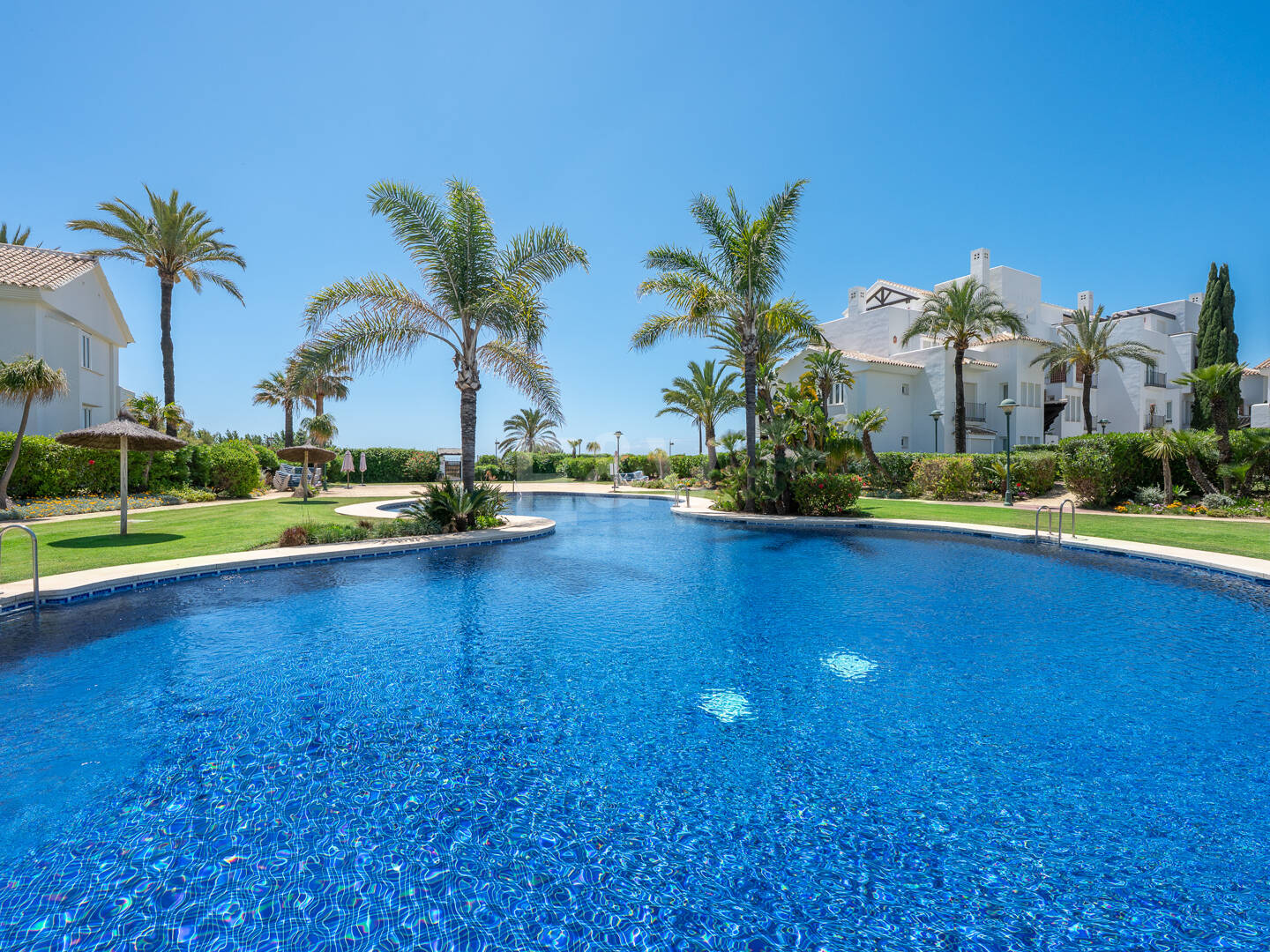 Gartenwohnung in erster Strandlinie in Los Monteros