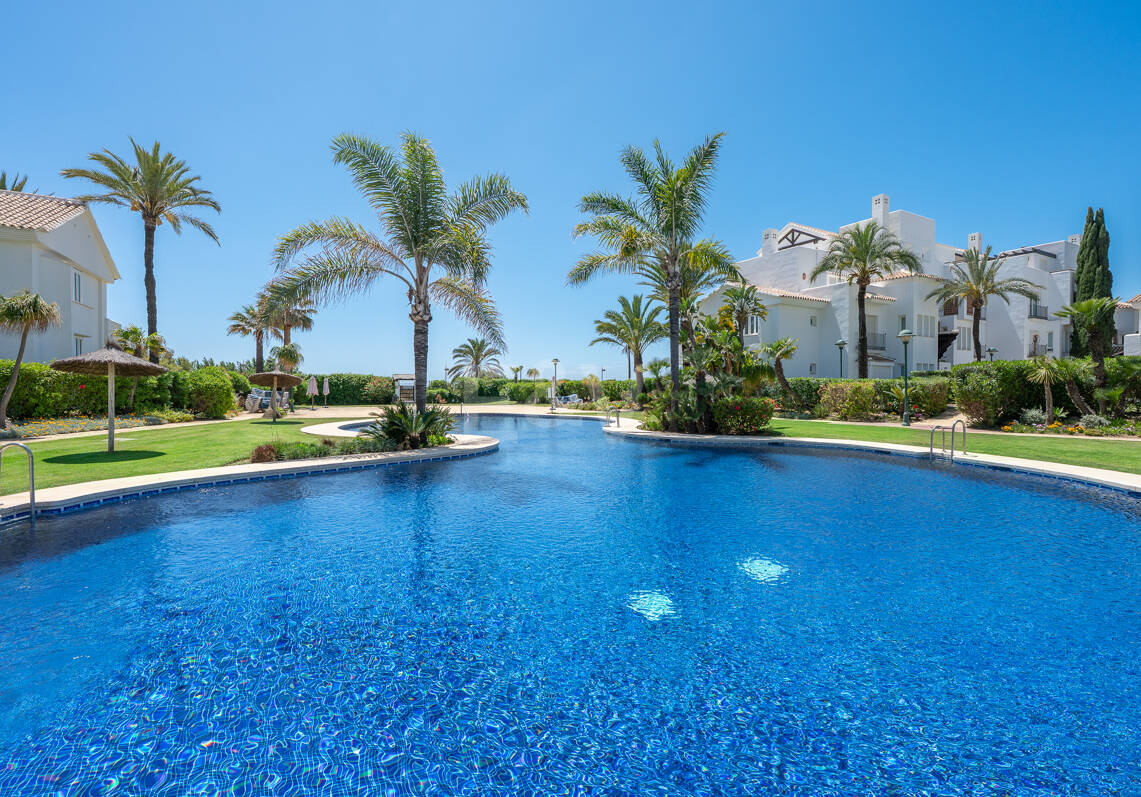 Apartamento con jardín en primera línea de playa en Los Monteros