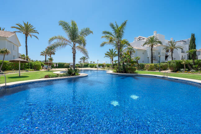 Gartenwohnung in erster Strandlinie in Los Monteros