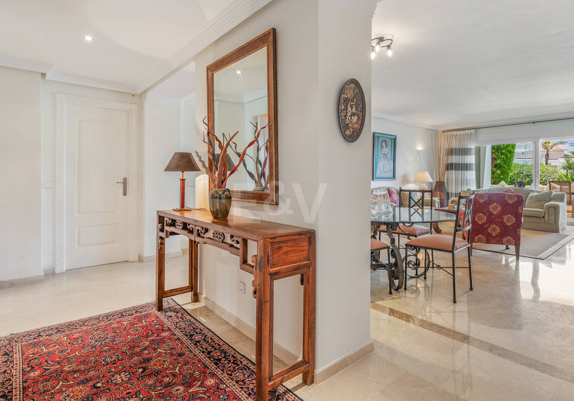 Apartamento con jardín en primera línea de playa en Los Monteros
