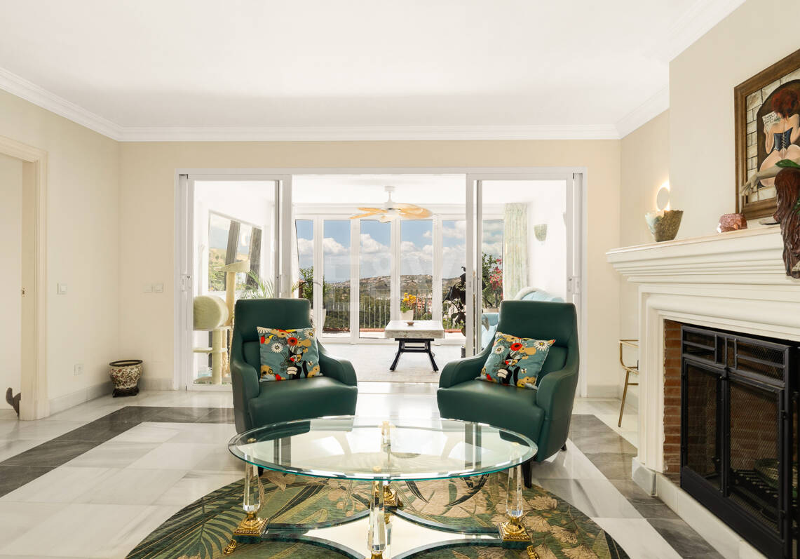 Refined Mediterranean Apartment in Benahavís