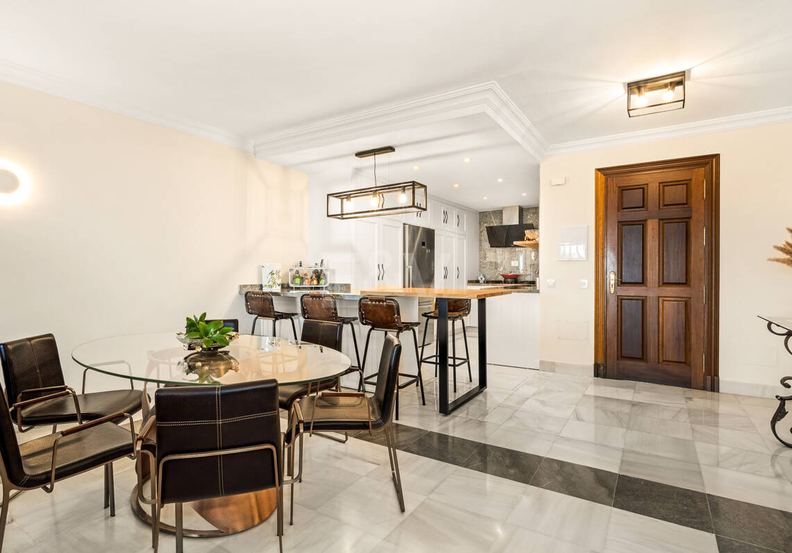 Refined Mediterranean Apartment in Benahavís