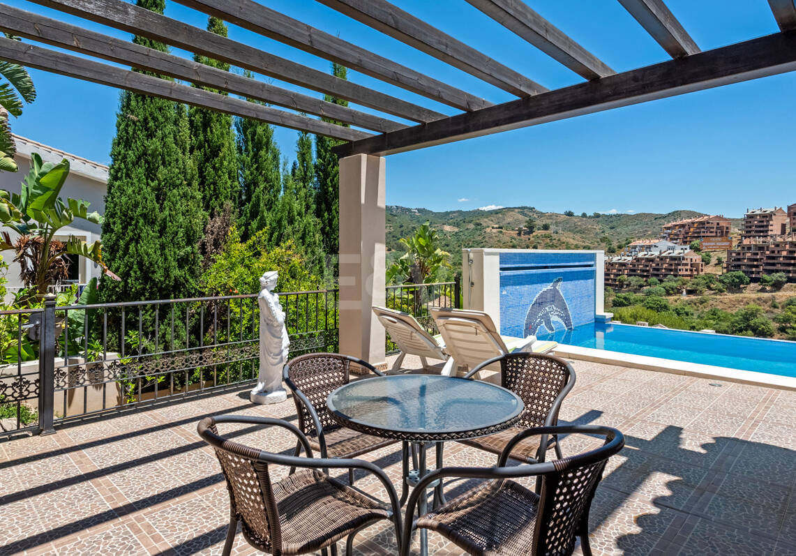 Bright Villa Overlooking Santa María Golf