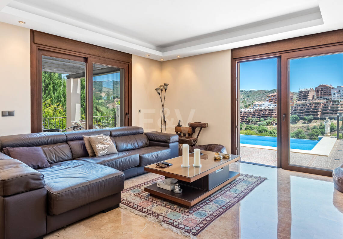Bright Villa Overlooking Santa María Golf