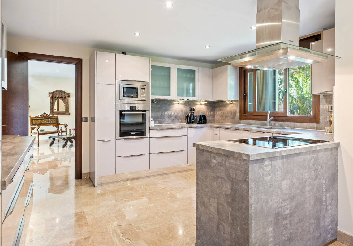 Bright Villa Overlooking Santa María Golf
