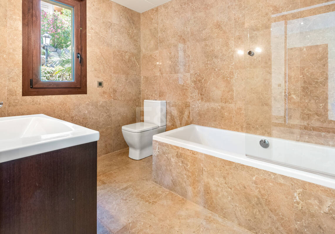 Bright Villa Overlooking Santa María Golf