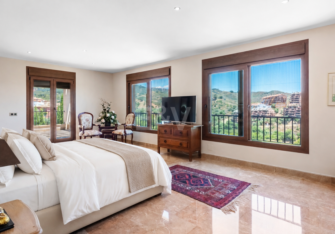Bright Villa Overlooking Santa María Golf