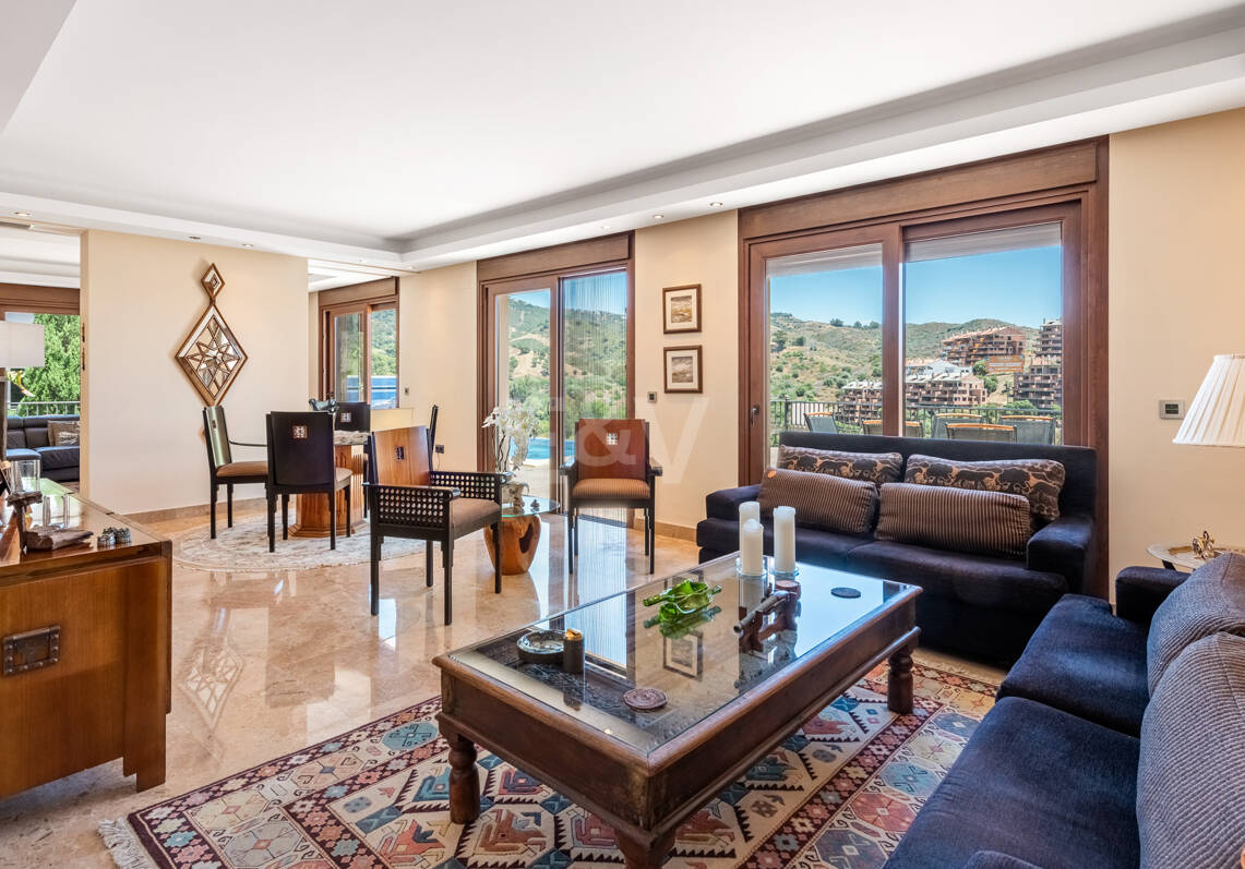 Bright Villa Overlooking Santa María Golf