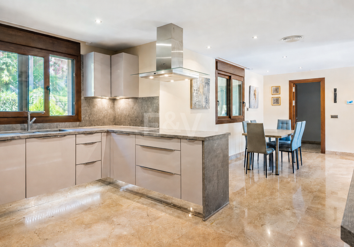 Bright Villa Overlooking Santa María Golf