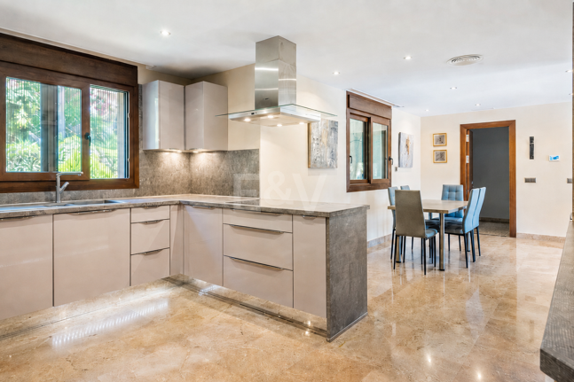 Helle Villa mit Blick auf Santa María Golf