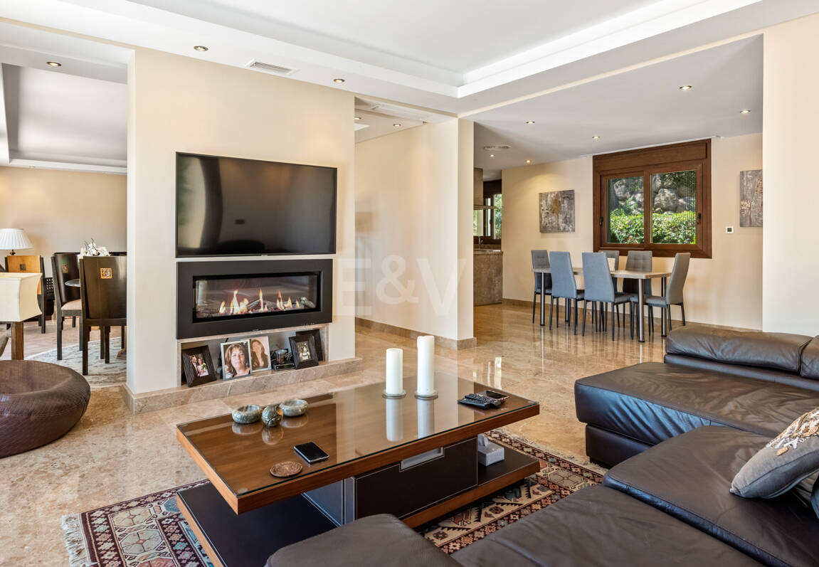 Helle Villa mit Blick auf Santa María Golf