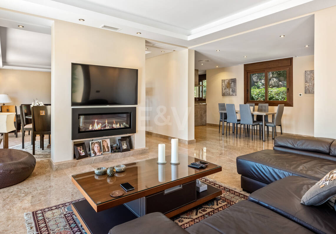 Bright Villa Overlooking Santa María Golf