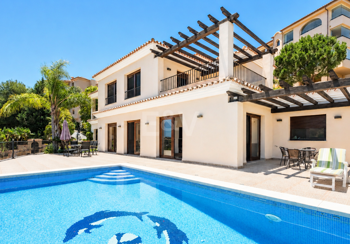 Bright Villa Overlooking Santa María Golf