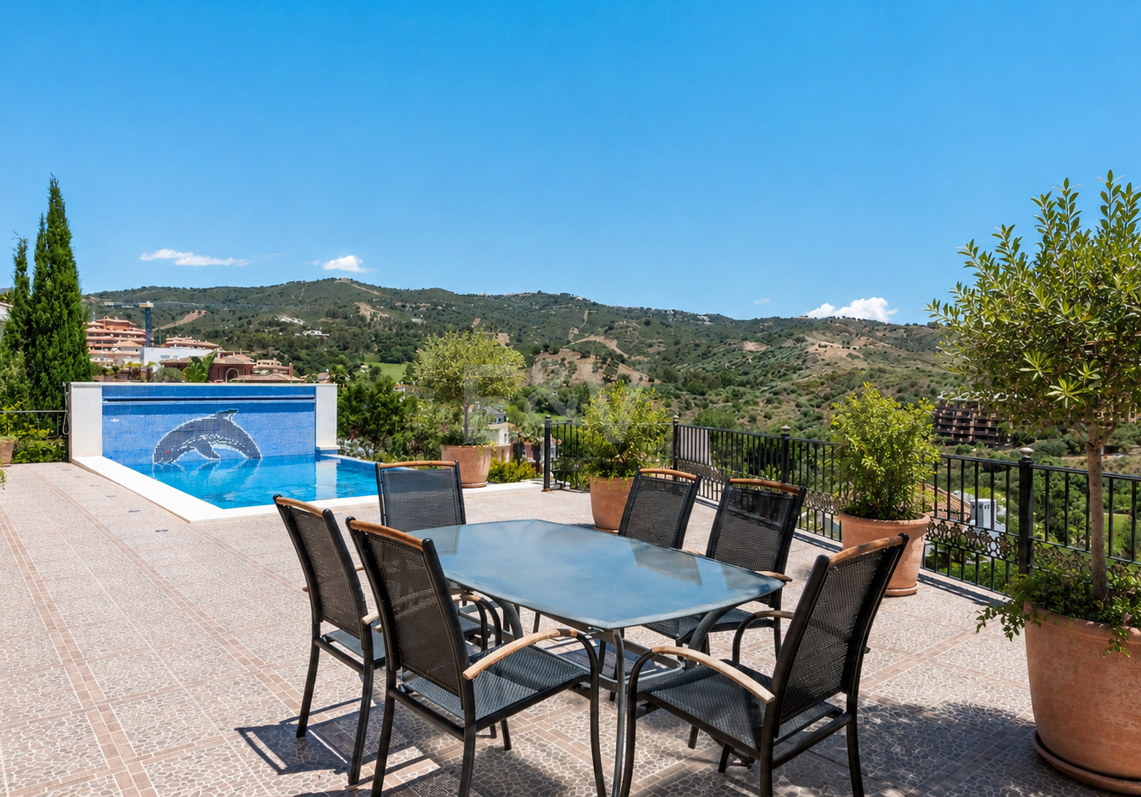 Bright Villa Overlooking Santa María Golf