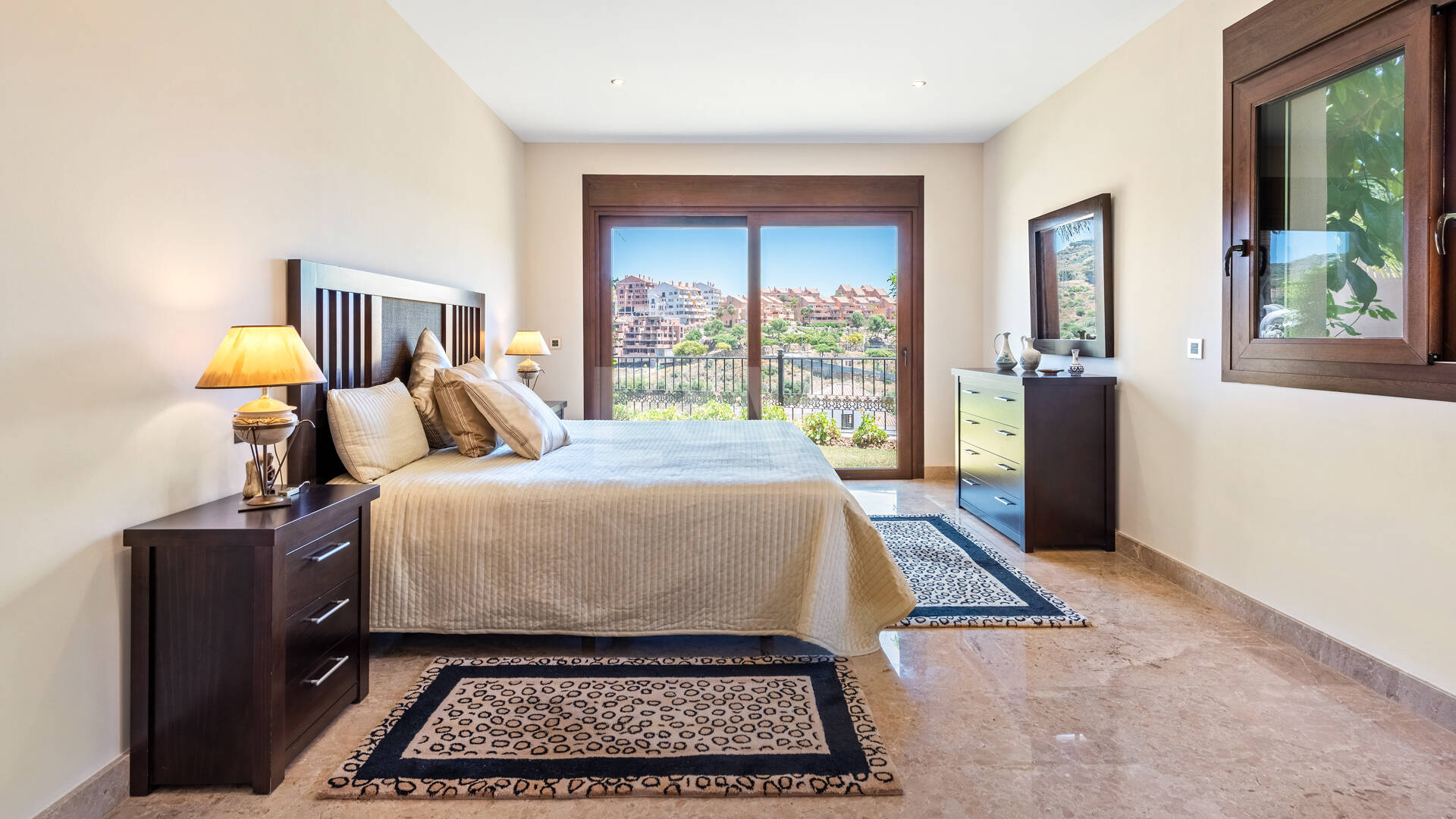 Helle Villa mit Blick auf Santa María Golf