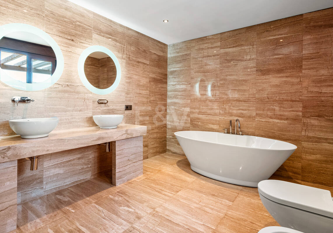 Bright Villa Overlooking Santa María Golf