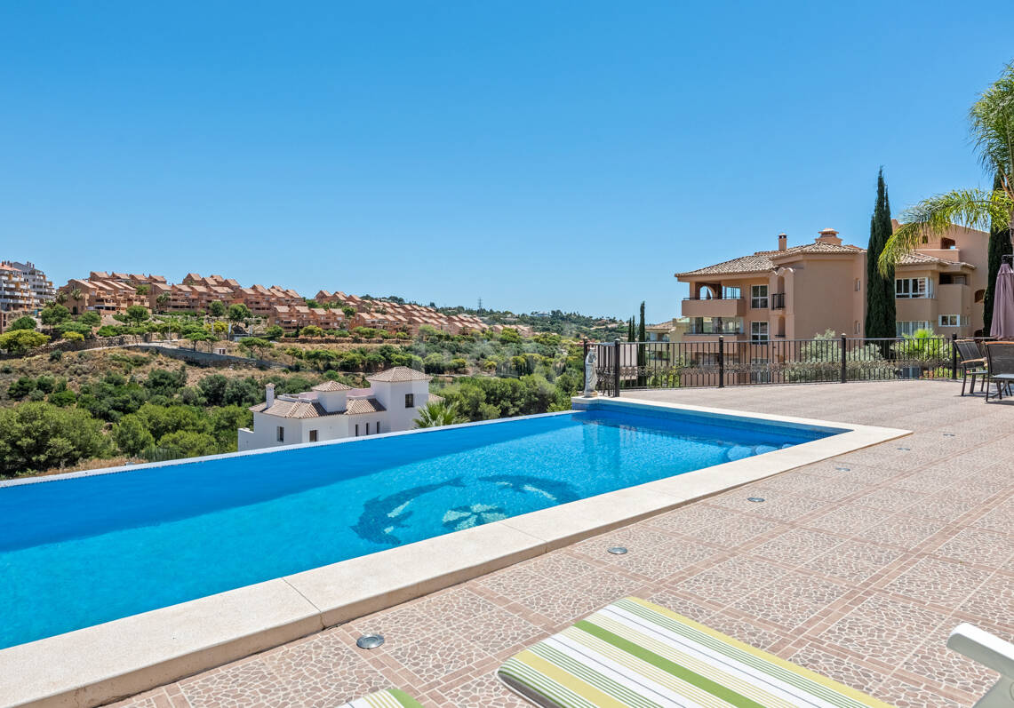 Bright Villa Overlooking Santa María Golf