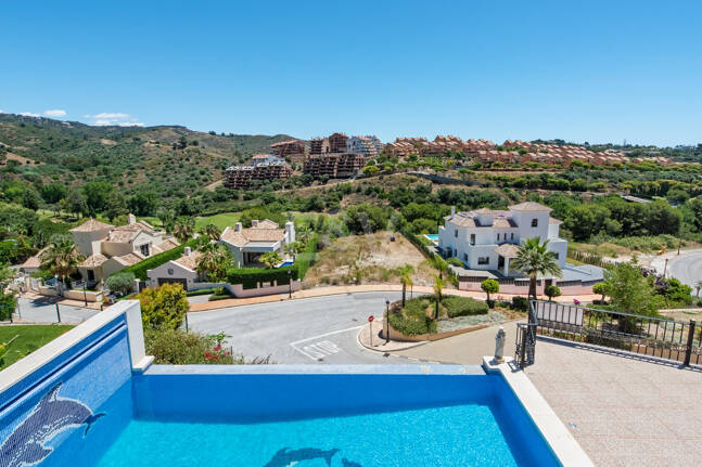 Helle Villa mit Blick auf Santa María Golf