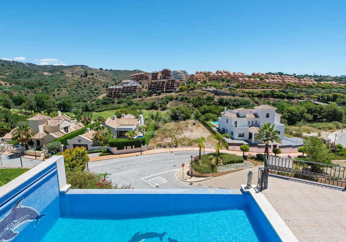 Bright Villa Overlooking Santa María Golf