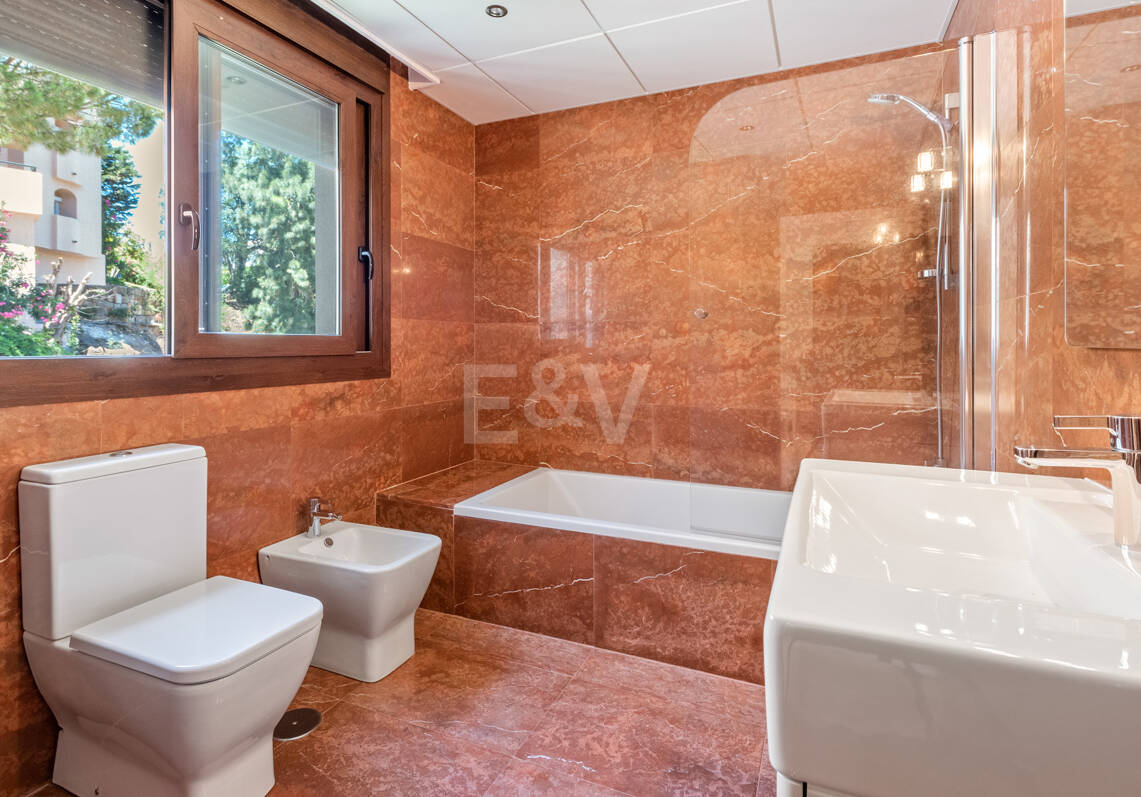 Bright Villa Overlooking Santa María Golf