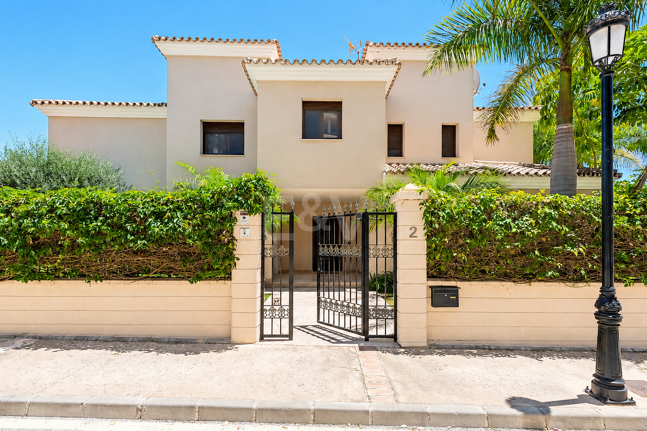 Helle Villa mit Blick auf Santa María Golf
