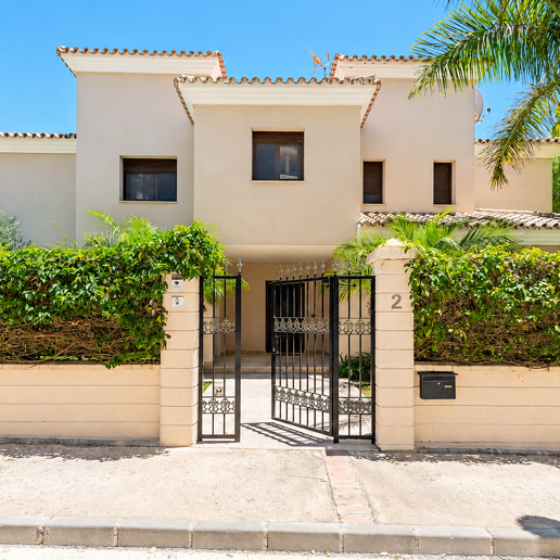 Helle Villa mit Blick auf Santa María Golf