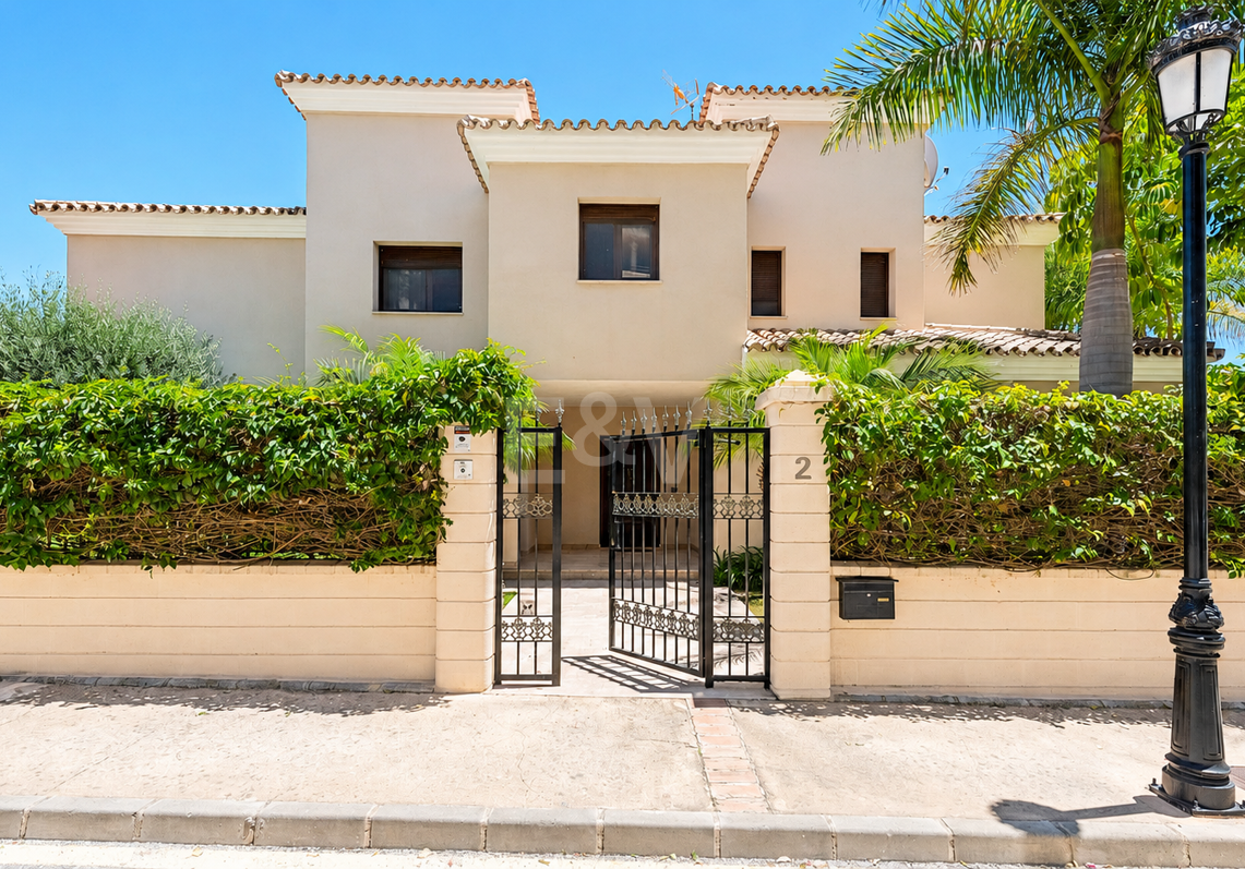 Bright Villa Overlooking Santa María Golf