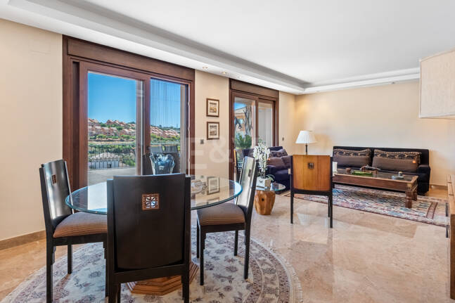 Helle Villa mit Blick auf Santa María Golf