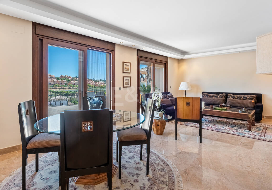 Bright Villa Overlooking Santa María Golf