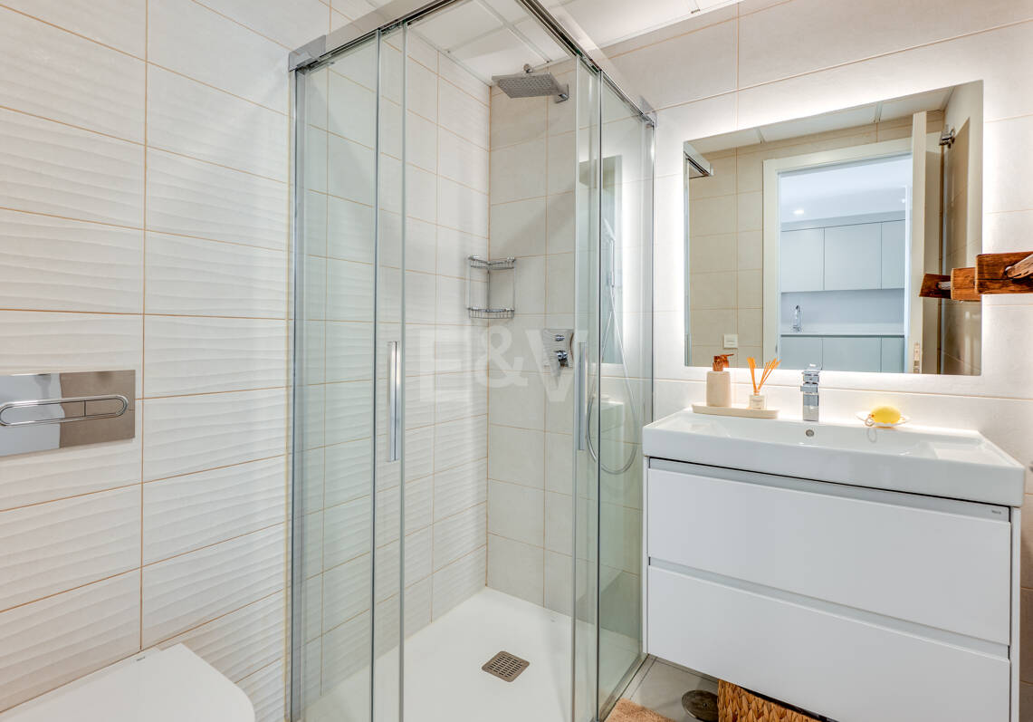 Modern Beachside Lägenhet med Premium bekvämligheter