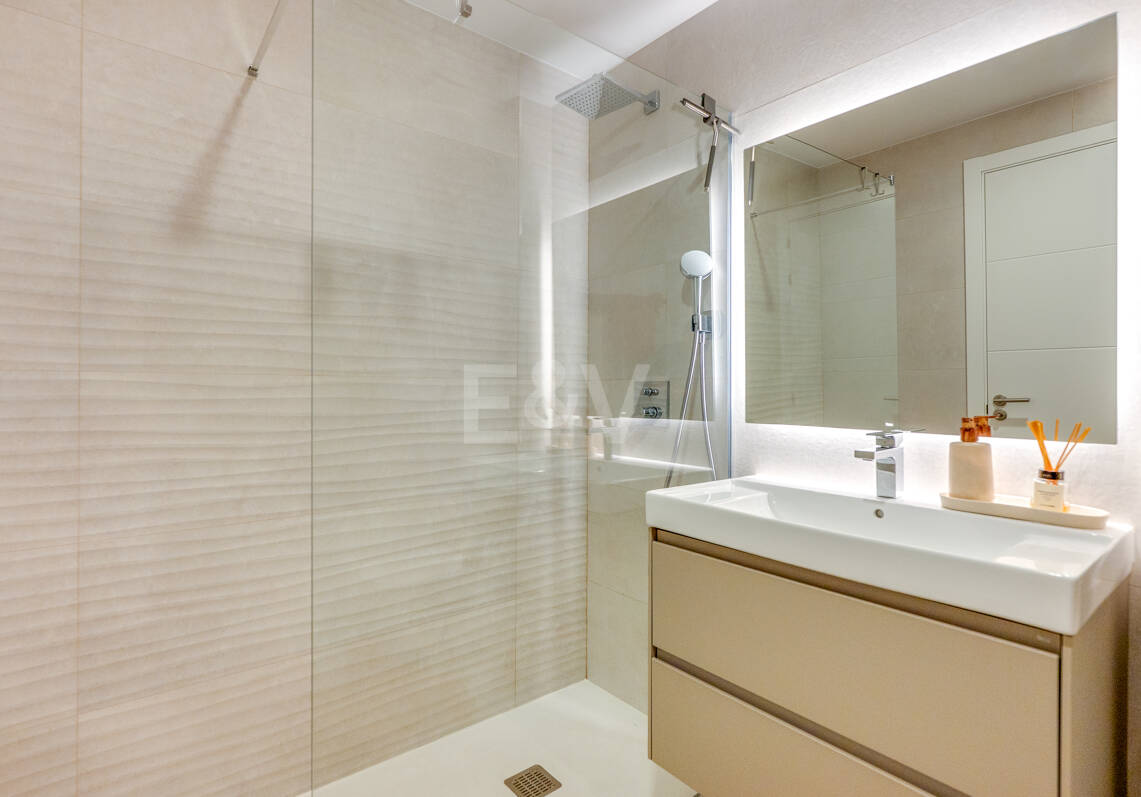 Modern Beachside Lägenhet med Premium bekvämligheter