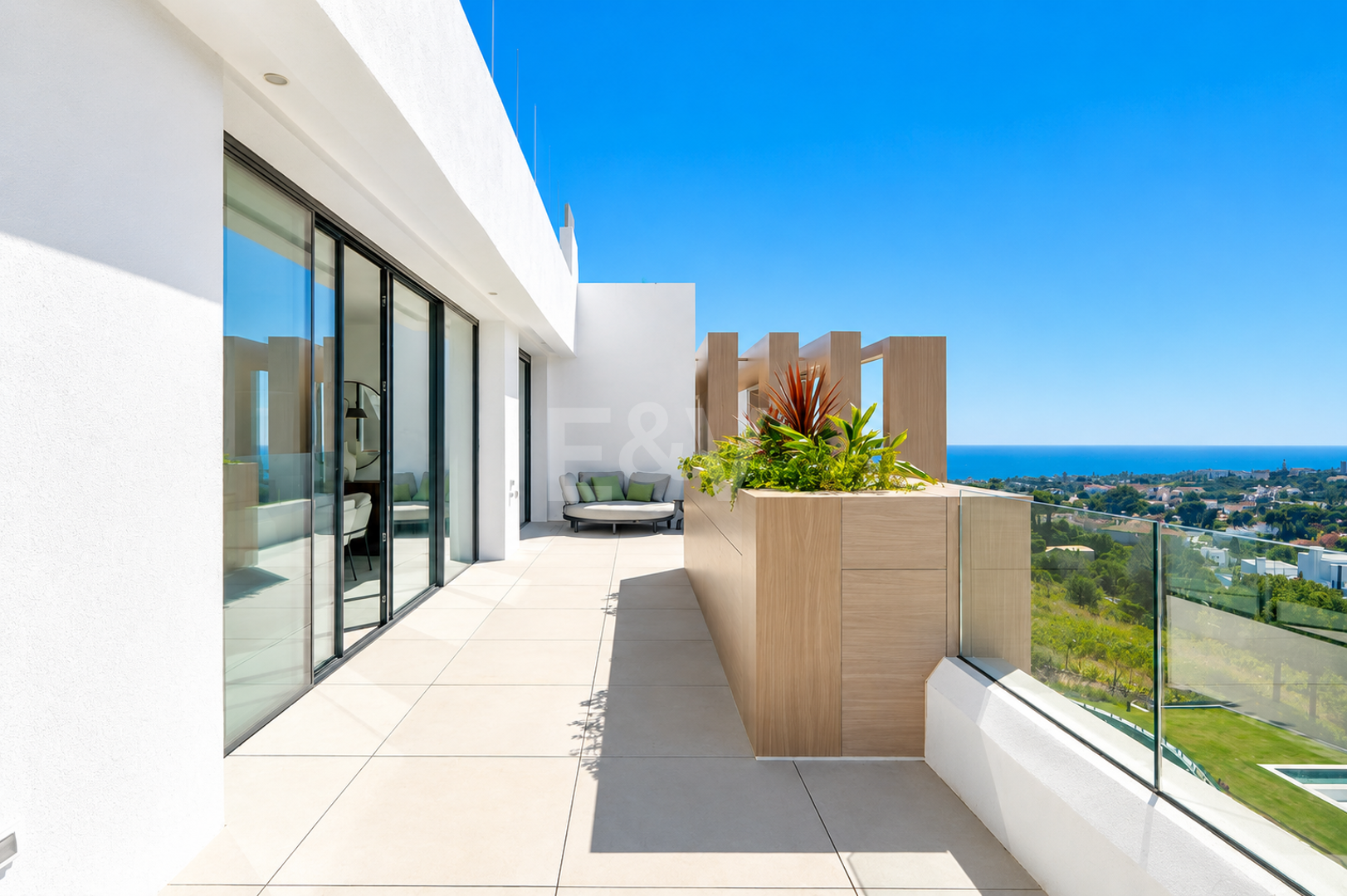 Luxus-Penthouse am Mittelmeer mit privater Dachterrassen-Oase