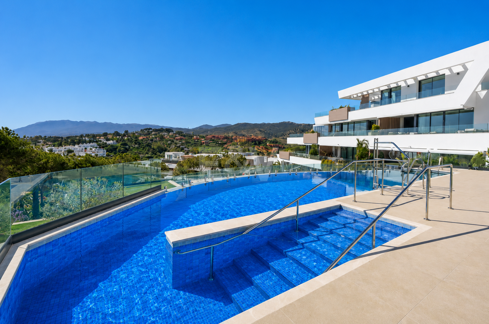 Luxus-Penthouse am Mittelmeer mit privater Dachterrassen-Oase