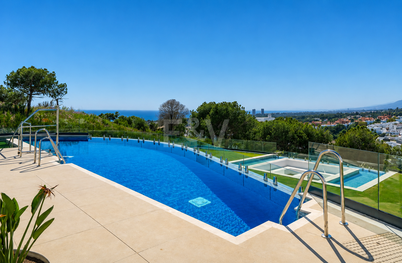 Luxus-Penthouse am Mittelmeer mit privater Dachterrassen-Oase